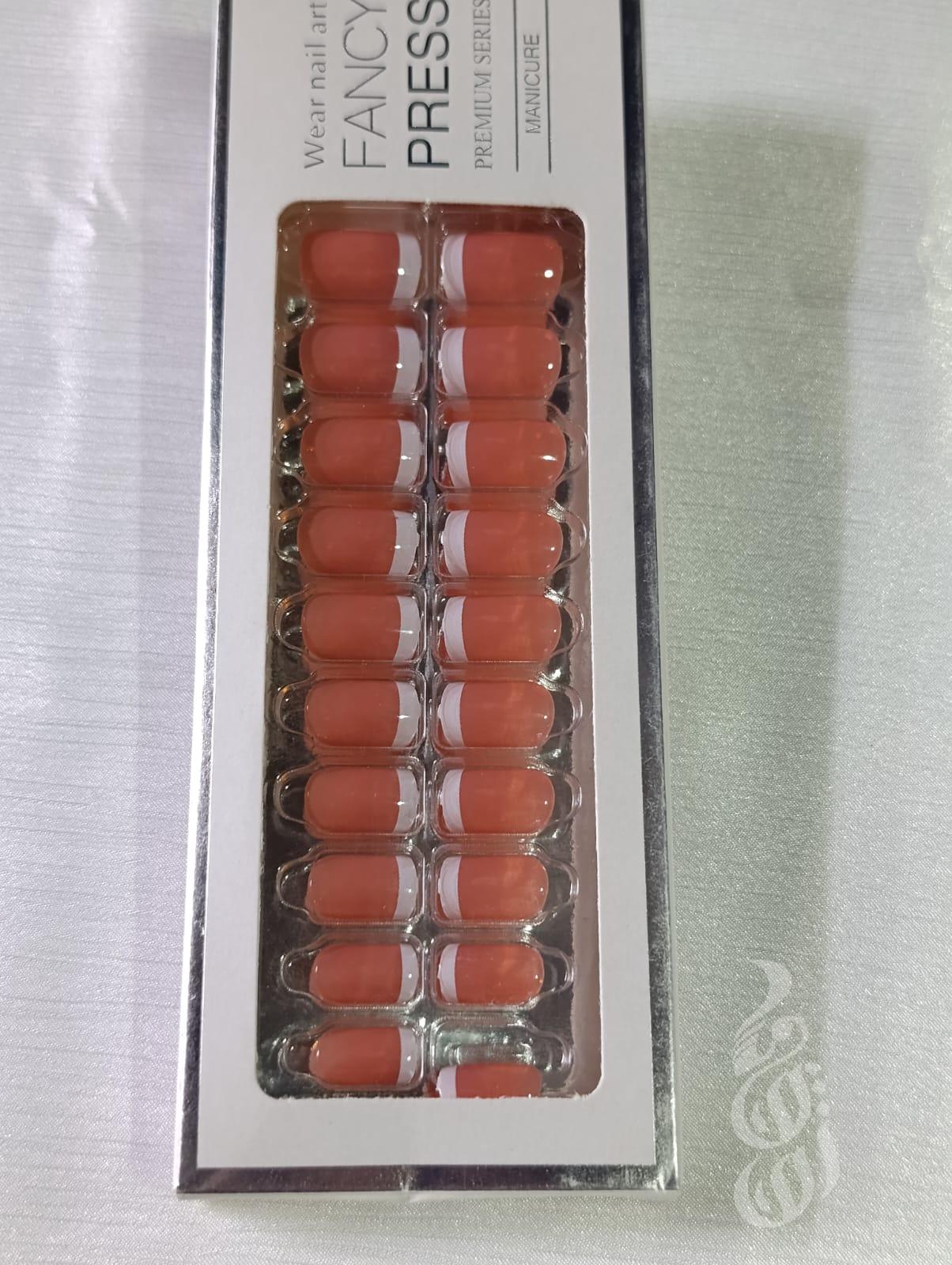 اظافر مع لاصق بيج